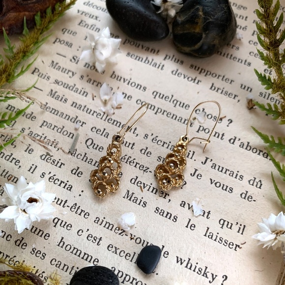 50's BAROQUE SCALLOPED ROPE LATTICE DANGLE EARRINGS - Picture 3 of 10